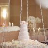 کیک کلاسیک سفید معلق مناسب برای عروسی و نامزدی 