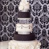 کیک سفید و مشکی همراه با طرح کریستالهای زیبا مناسب جشن های باشکوه