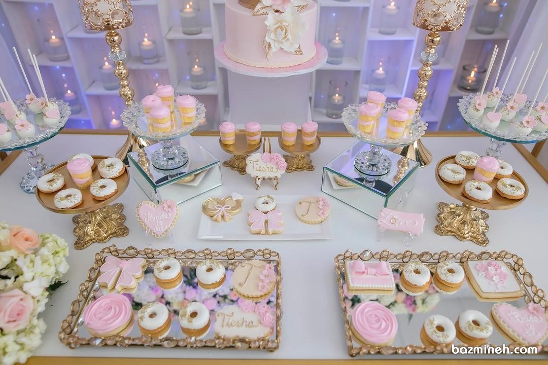 میز شیرینی های خوش مزه مناسب برای جشن تولد یا بیبی شاور با تم صورتی و طلایی 