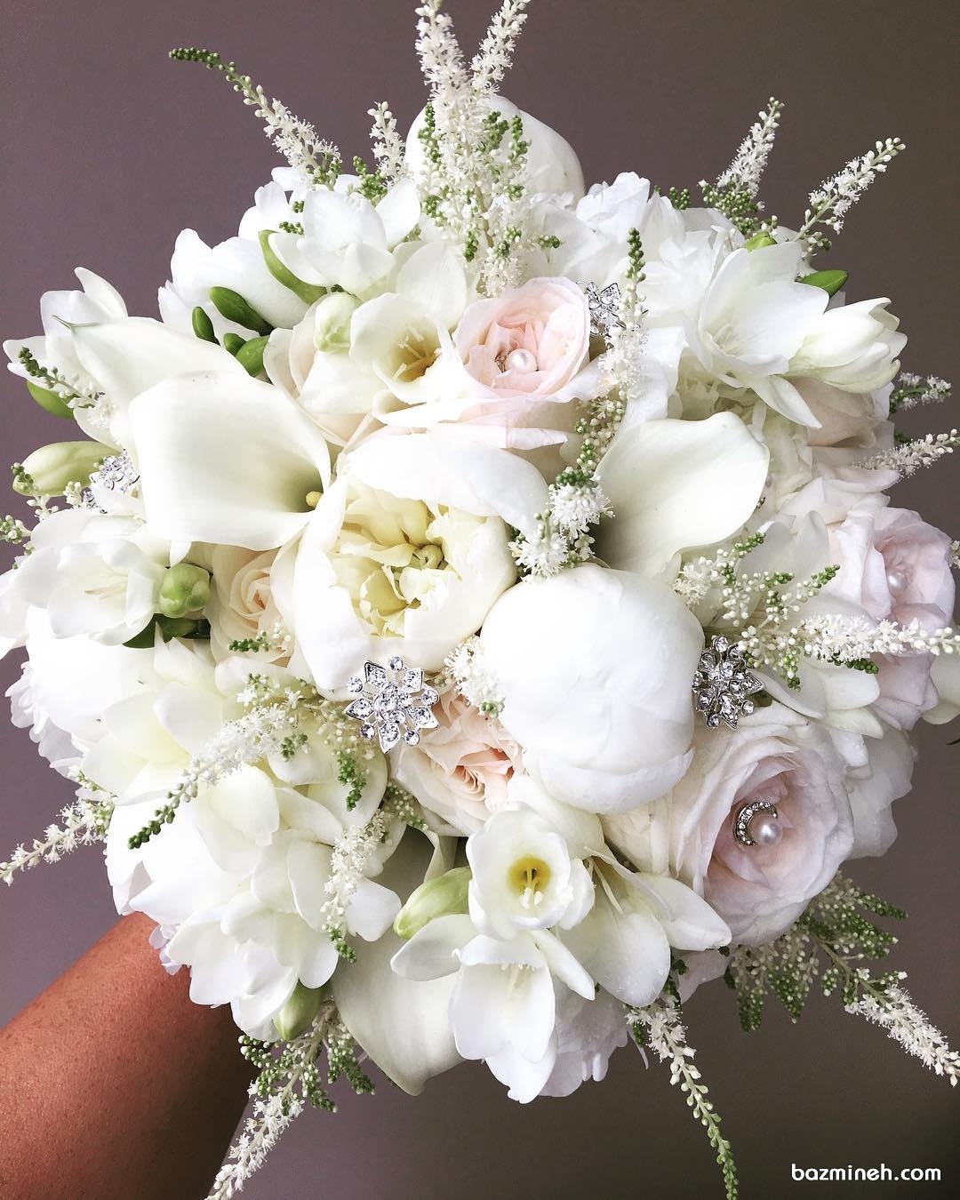دسته گل زیبای عروس مناسب عروس خانم های جوان با استایل یونیک