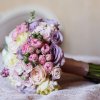 دسته گل زیبای عروس با گل های رنگی