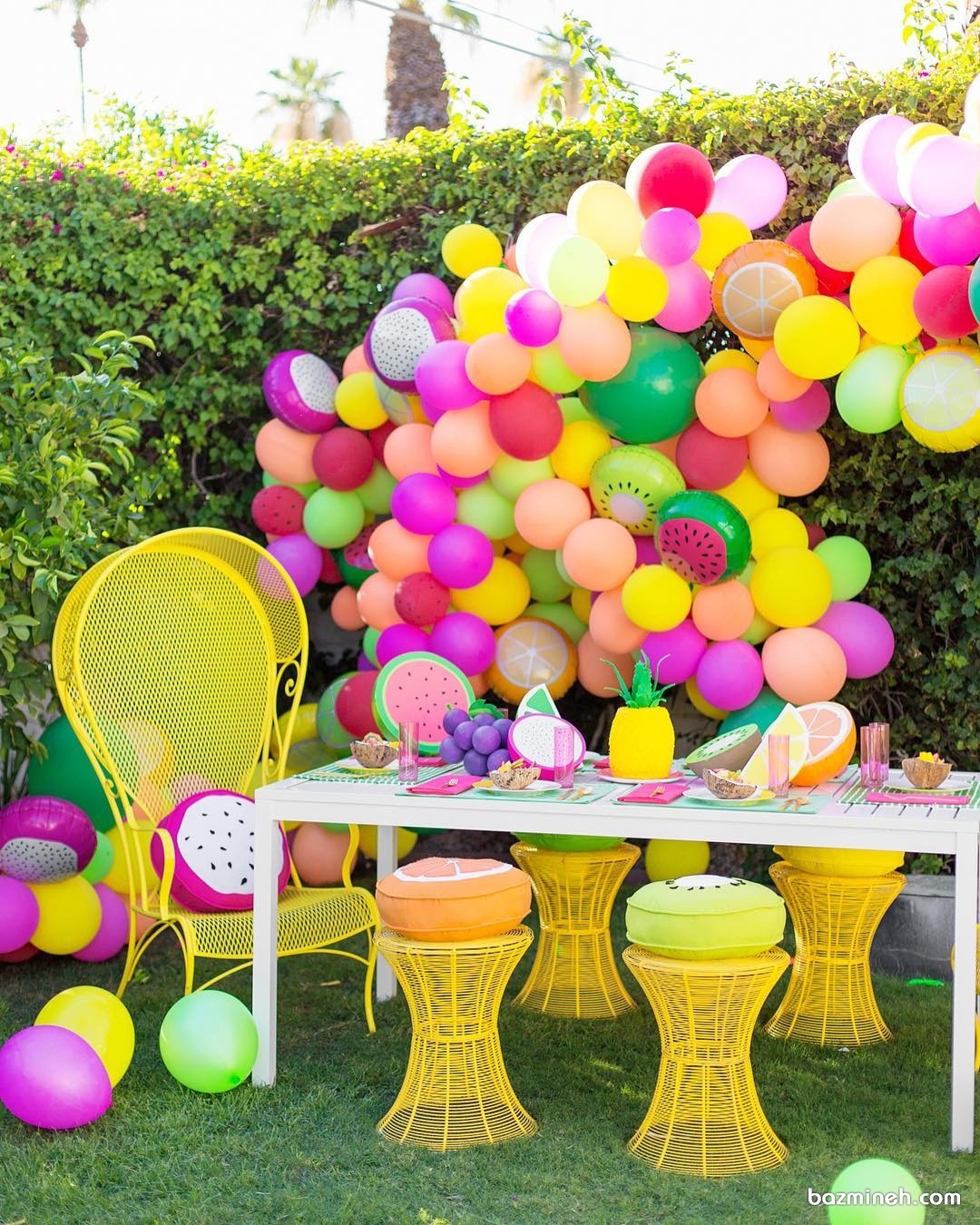 بادکنک آرایی جشن تولد در محیط باز با طرح میوه های رنگی