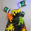 ایده کیک تولد مشکی همراه با قوطی های رنگ 