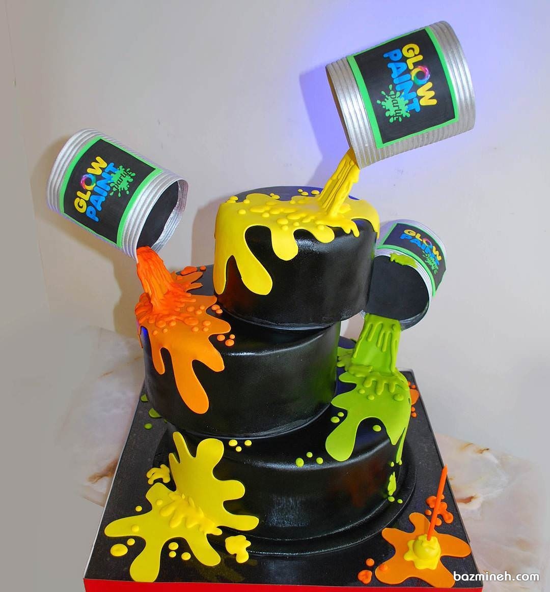 ایده کیک تولد مشکی همراه با قوطی های رنگ 