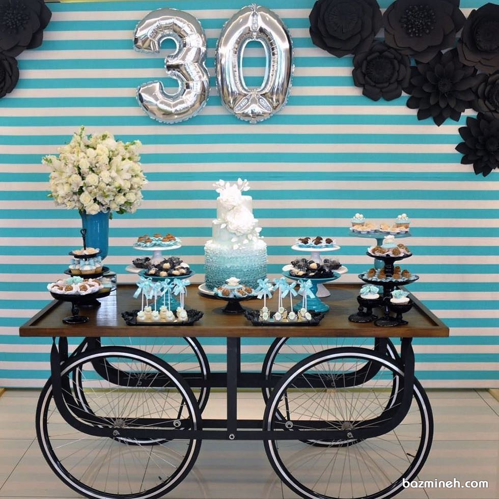 جشن تولد سی سالگی با تم سفید آبی و استفاده از چرخ دستی در دکوراسیون