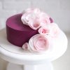کیک بنفش با گل های صورتی مناسب برای جشن های تولد و سالگرد ازدواج
