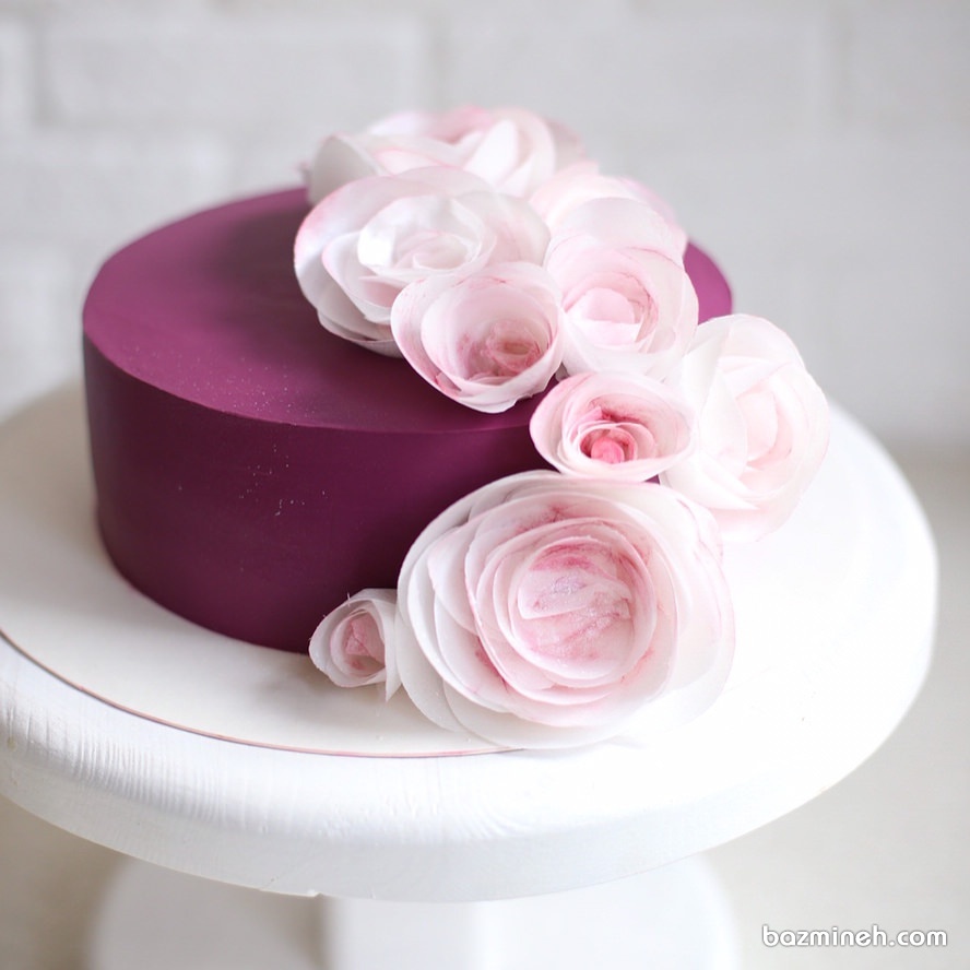 کیک بنفش با گل های صورتی مناسب برای جشن های تولد و سالگرد ازدواج