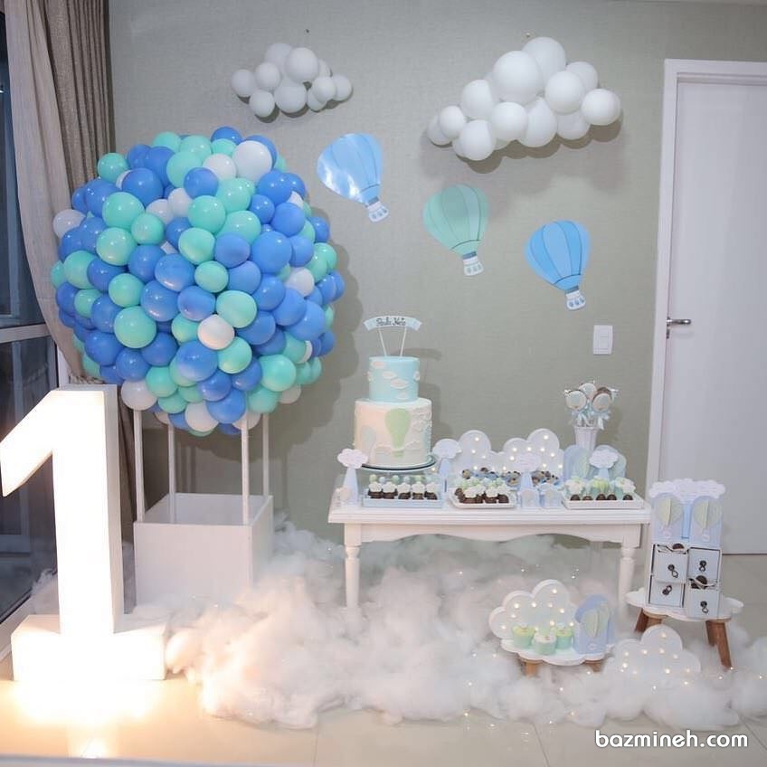 دکوراسیون جشن تولد کودک با تم بالن و بادکنک های سفید و آبی