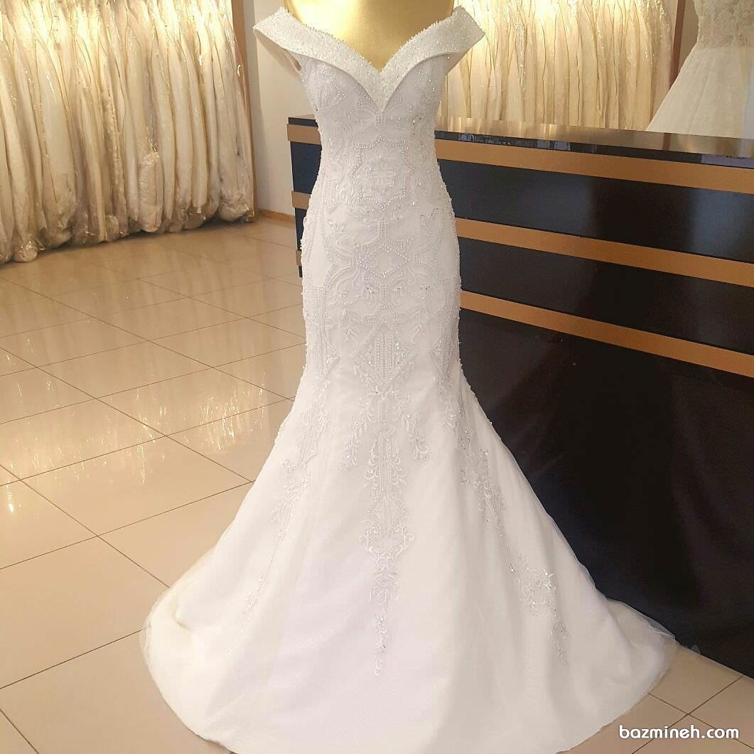 لباس شیک و زیبای عروس با یقه ی دلبری مناسب عروس خانم های خوش اندام