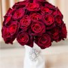 دسته گل مخصوص جشن عروسی یا نامزدی با رزهای قرمز مخملی
