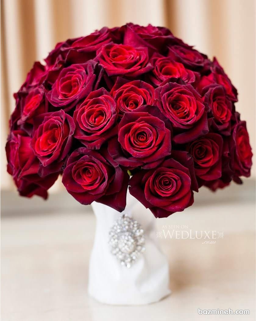 دسته گل مخصوص جشن عروسی یا نامزدی با رزهای قرمز مخملی