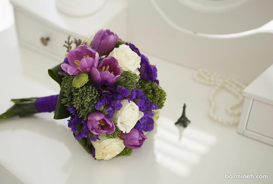 دسته گل زیبای عروس با گل های بنفش و سفید