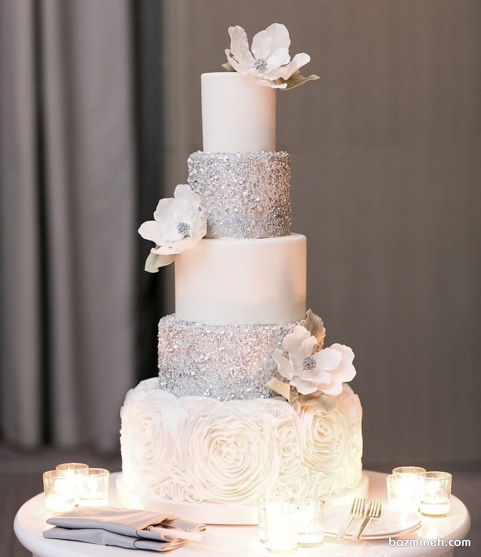 کیک زیبای جشن عروسی یا نامزدی با گل های سفید