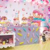 دکوراسیون و بادکنک آرایی رنگارنگ جشن تولد کودک با تم شیرینی، پیراشکی و بستنی