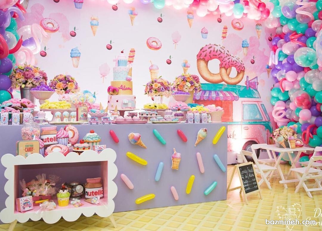 دکوراسیون و بادکنک آرایی رنگارنگ جشن تولد کودک با تم شیرینی، پیراشکی و بستنی