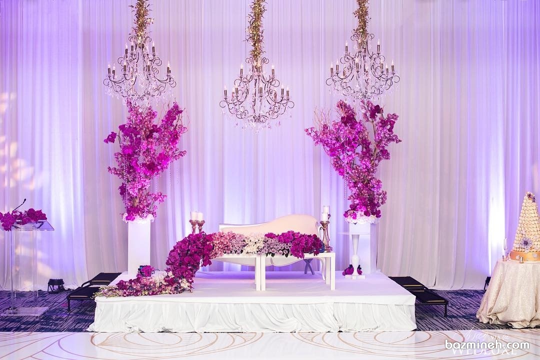 گل آرایی با گل های بنفش جایگاه عروس و داماد در تالار عروسی 