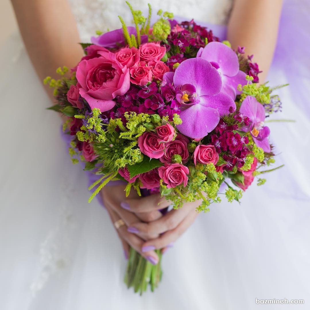 دسته گل بهاری عروس با گل های صورتی و بنفش