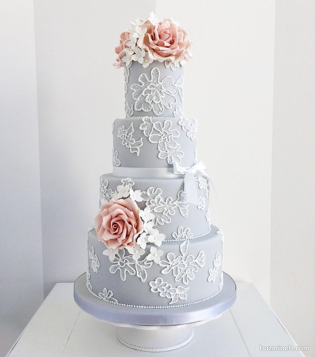 کیک چند طبقه زیبای جشن نامزدی به رنگ یاسی و گل های گلبهی