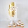 کیک و کاپ کیک های شیک سفید طلایی مناسب برای جشن تولد یا سالگرد ازدواج