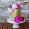 مینی کیک طلایی جشن تولد با تزیین گل های ارکیده صورتی