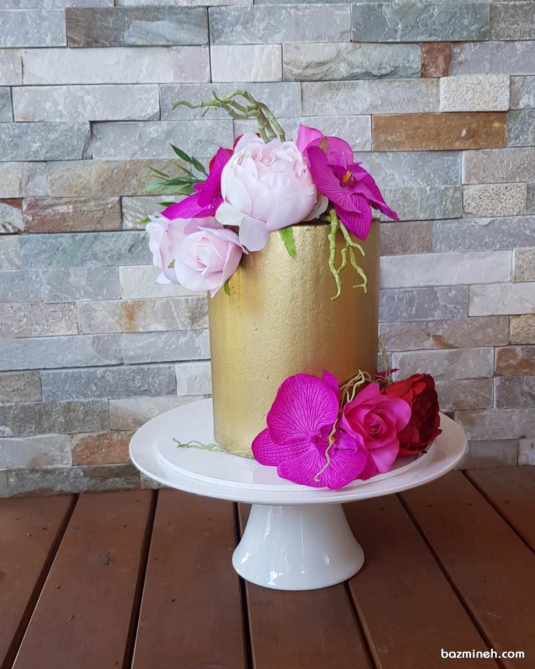 مینی کیک طلایی جشن تولد با تزیین گل های ارکیده صورتی