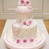 کیک لوکس جشن تولد دخترانه و استفاده از مروارید و گل های صورتی خامه ای برای تزیین آن