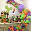 دکوراسیون و بادکنک آرایی جشن تولد کودک با تم شاد و رنگارنگ