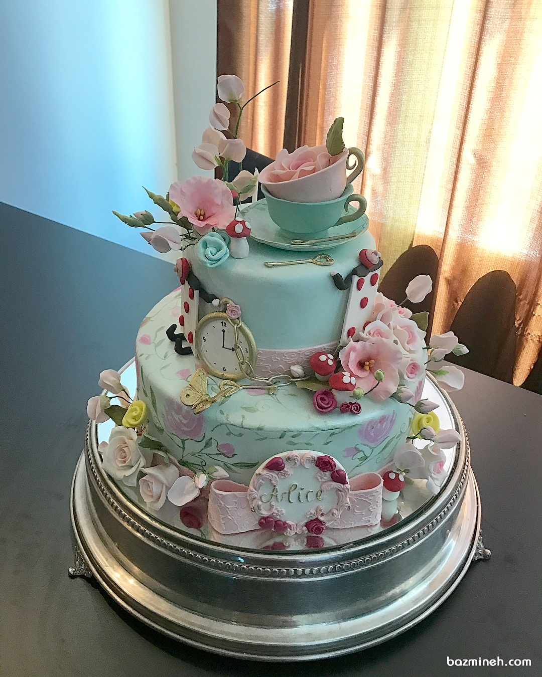 کیک زیبای جشن تولد دخترانه با تم آلیس در سرزمین عجایب