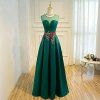 لباس مجلسی بلند زنانه سبز رنگ با گل های گیپور قرمز مناسب برای ساقدوش های عروس