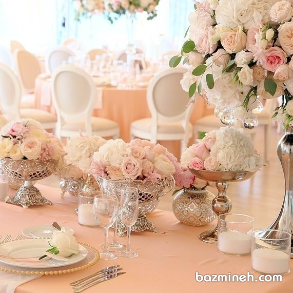 دیزاین میز پذیرایی با گل های رز سفید و صورتی مناسب برای مجالس باشکوهی چون جشن عروسی