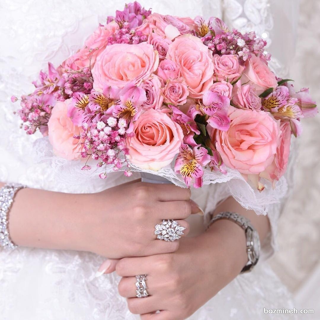 دسته گل ژورنالی عروس خانم ها با گل های صورتی و گلبهی