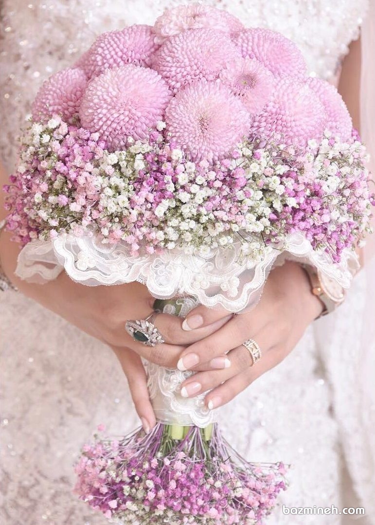 دسته گل منحصر به فرد عروس خانم ها با شکوفه های صورتی و ایده پیچیدن آن با تور مرواریددار