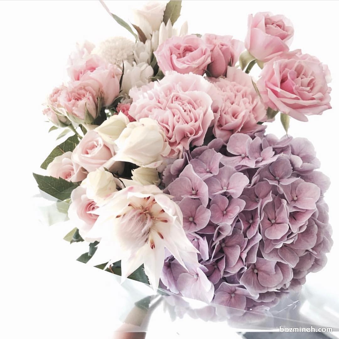 دسته گل زیبا و رمانتیک عروس با گل های ملیح صورتی و بنفش