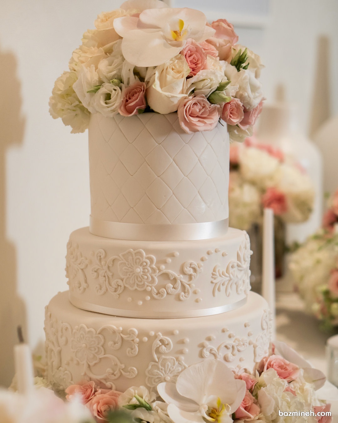 ایده جالب استفاده از گل های ارکیده و رز طبیعی در کیک جشن نامزدی یا ازدواج