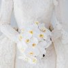 دسته گل ساده و شیک عروس با گل های ارکیده سفید