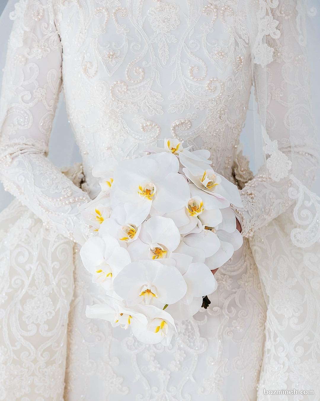 دسته گل ساده و شیک عروس با گل های ارکیده سفید