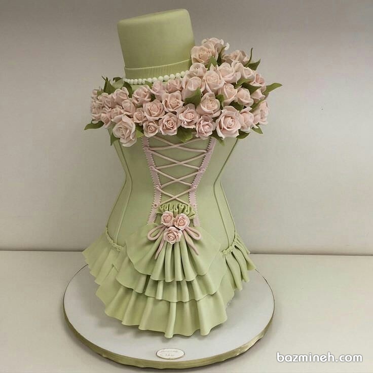 کیک فوندانت جشن تولد دخترانه با تم لباس دخترانه و گل های صورتی