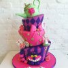 کیک فوندانت جشن تولد دخترانه با تم آلیس در سرزمین عجایب