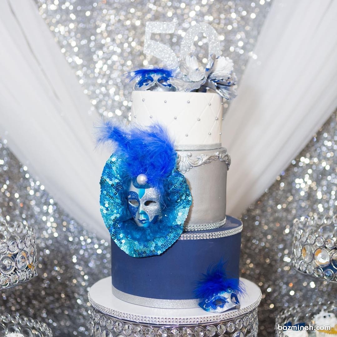 کیک جشن تولد پنجاه سالگی با تم بالماسکه نقره ای آبی