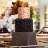 کیک چند طبقه قهوه ای طلایی ایده ای متفاوت برای جشن نامزدی