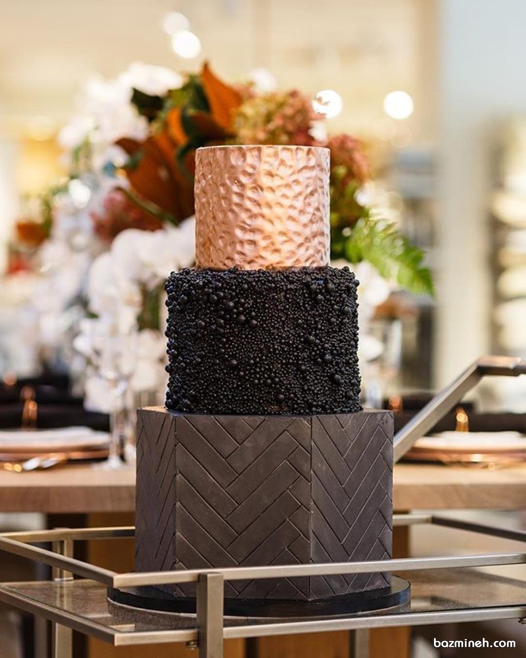 کیک چند طبقه قهوه ای طلایی ایده ای متفاوت برای جشن نامزدی