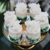 کاپ کیک های شیک سفید سبز گل دار مناسب برای جشن تولد یا نامزدی