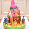 کیک فوندانت جشن تولد دو سالگی دخترانه با تم ترول ها (Trolls)