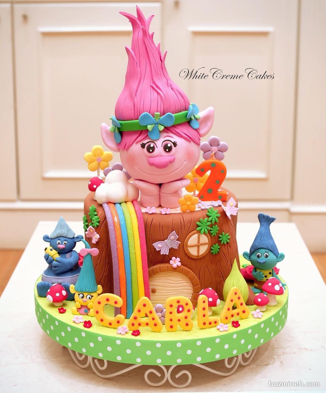 کیک فوندانت جشن تولد دو سالگی دخترانه با تم ترول ها (Trolls)