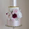 کیک ساده و زیبای جشن نامزدی با رنگ های براق و گل های زیبا