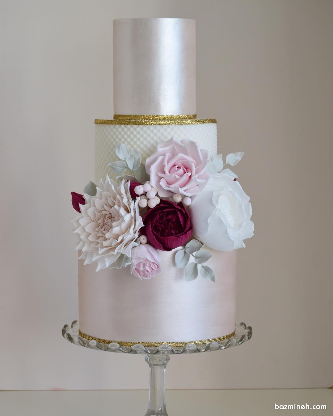 کیک ساده و زیبای جشن نامزدی با رنگ های براق و گل های زیبا
