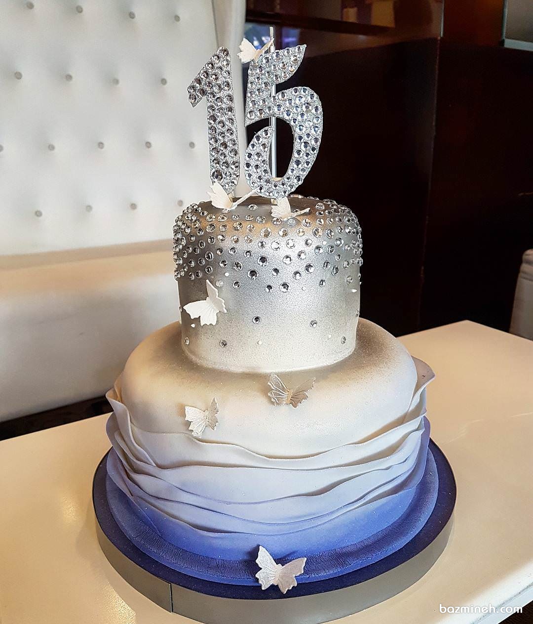 کیک خاص جشن تولد پانزده سالگی دخترانه با تم نقره ای آبی