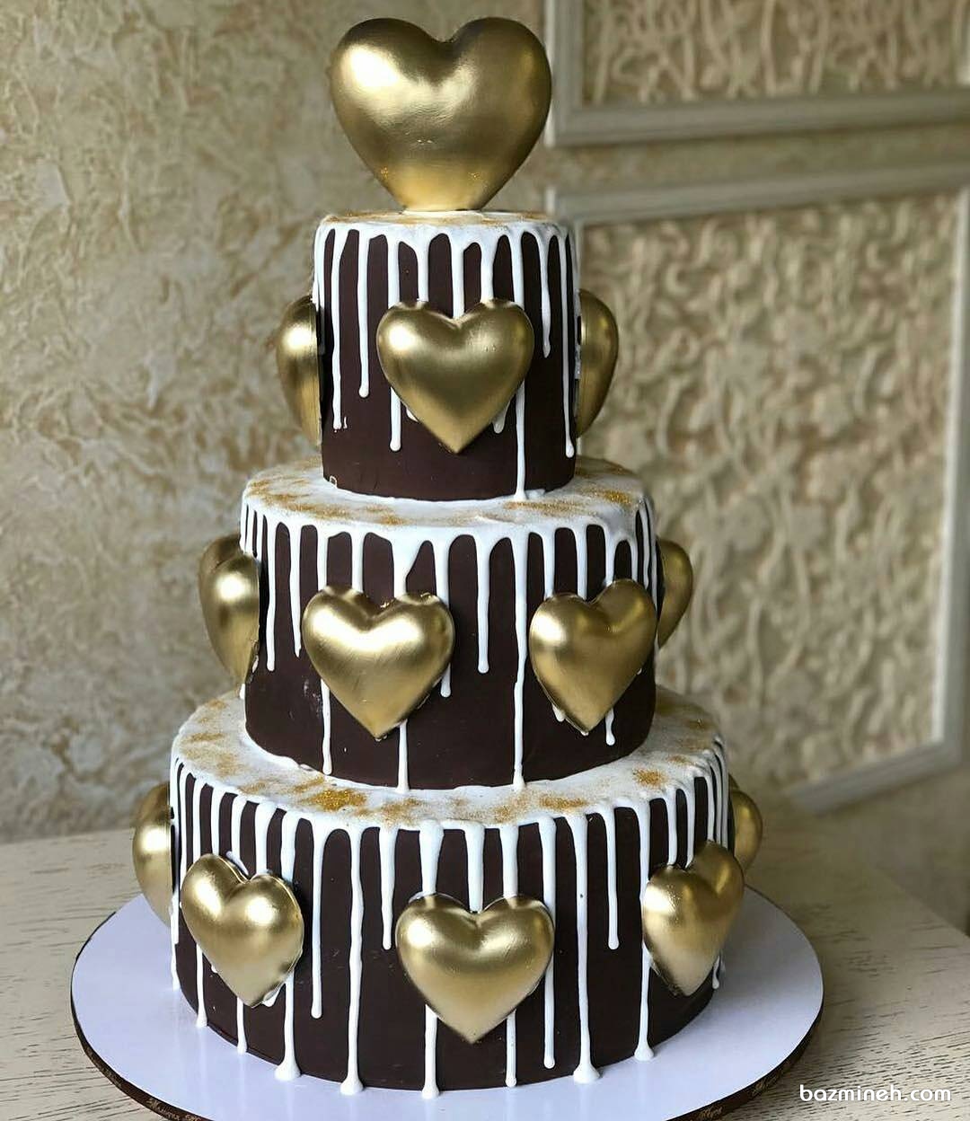 کیک جشن نامزدی یا سالگرد ازدواج و تزئین زیبای آن با قلب های برجسته طلایی