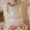 کیک شیک جشن نامزدی و تزیین زیبای آن با گل های طبیعی سفید و صورتی