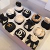 کاپ کیک های خاص جشن تولد دخترانه با تم برند شنل (Chanel)